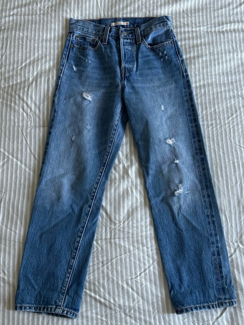 90s Style High Rise Wedgie Straight Leg Jeans in Medium Wash